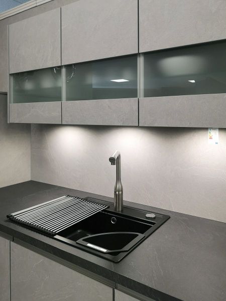 Einbauküche von xeno mit Glas-Wandschränken und Spüle von Schock