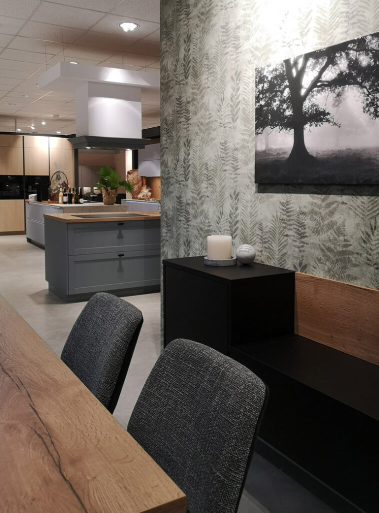 Ausstellung: Durchblick von einer Küche in die nächste.