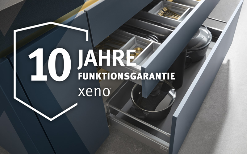 geka-news-10-jahre-funktionsgarantie-xeno-kuechen-2023-800x600-web schwarzer Küchenschrank mit ausgezogenen Schubladen und dem Logo 10 Jahre Funktionsgarantie